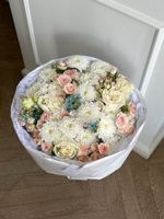 Букет из кустовых роз, одноголовых роз, хризантемы и оксипеталума