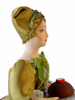 Кукла фарфоровая грелка на чайник Купчиха с хлебом-солью