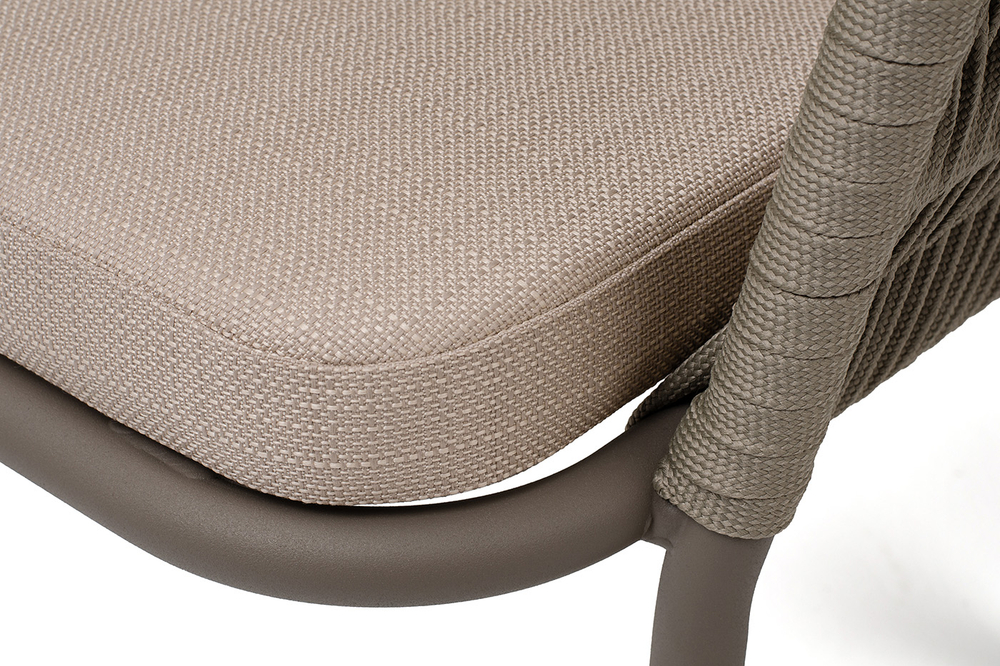 "Бордо" стул плетеный из роупа (колос), каркас алюминий бежево-серый (RAL7006) муар, роуп серо-коричневый 23мм, ткань Mossle бежевая