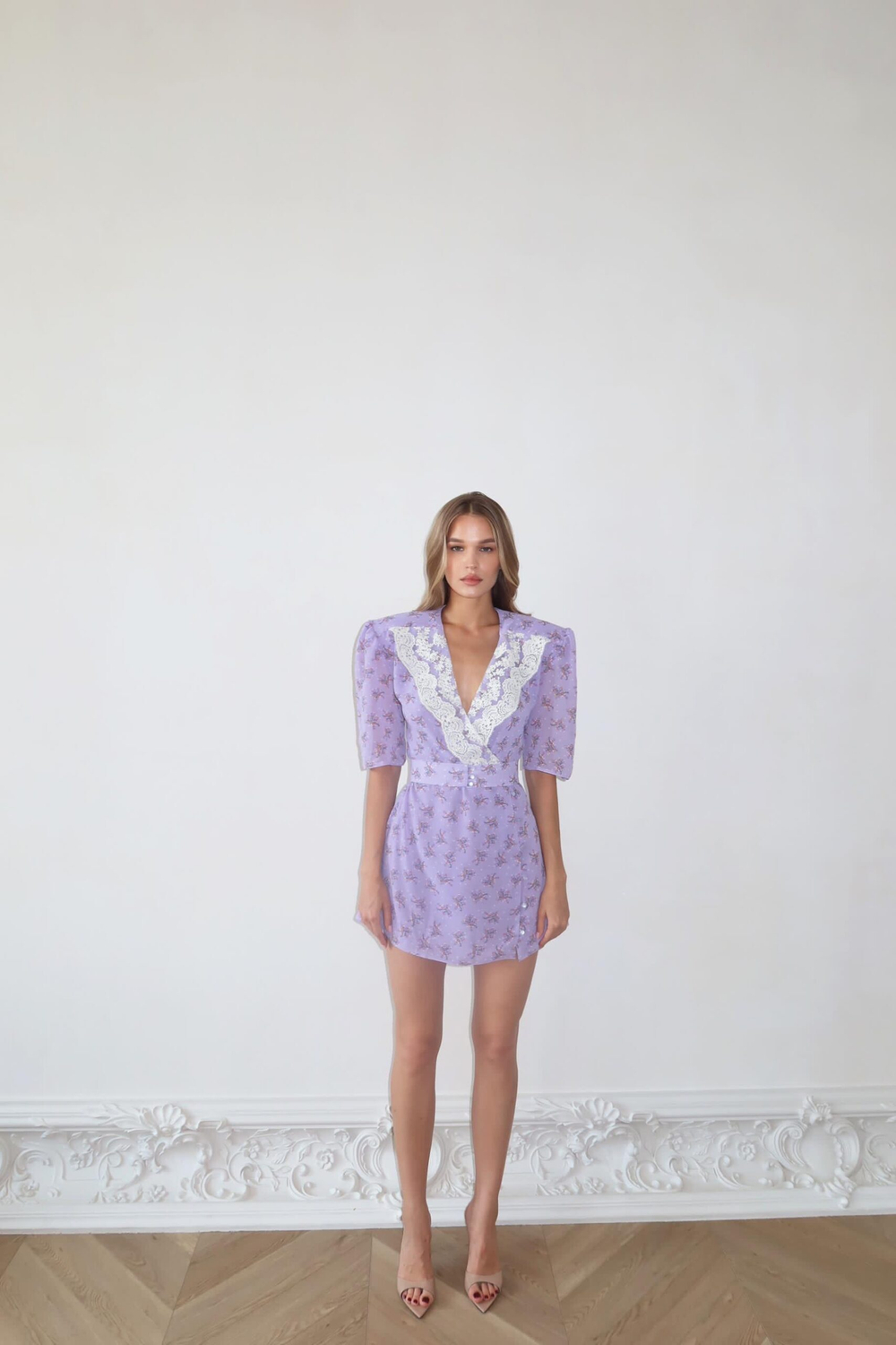 Платье мини с кружевом и цветочным принтом