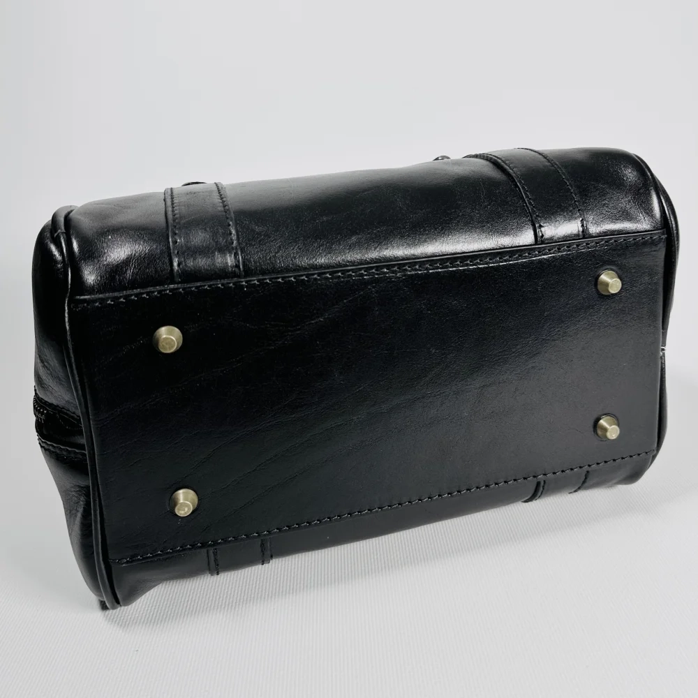 Женская сумка-саквояж из натуральной кожи черного цвета