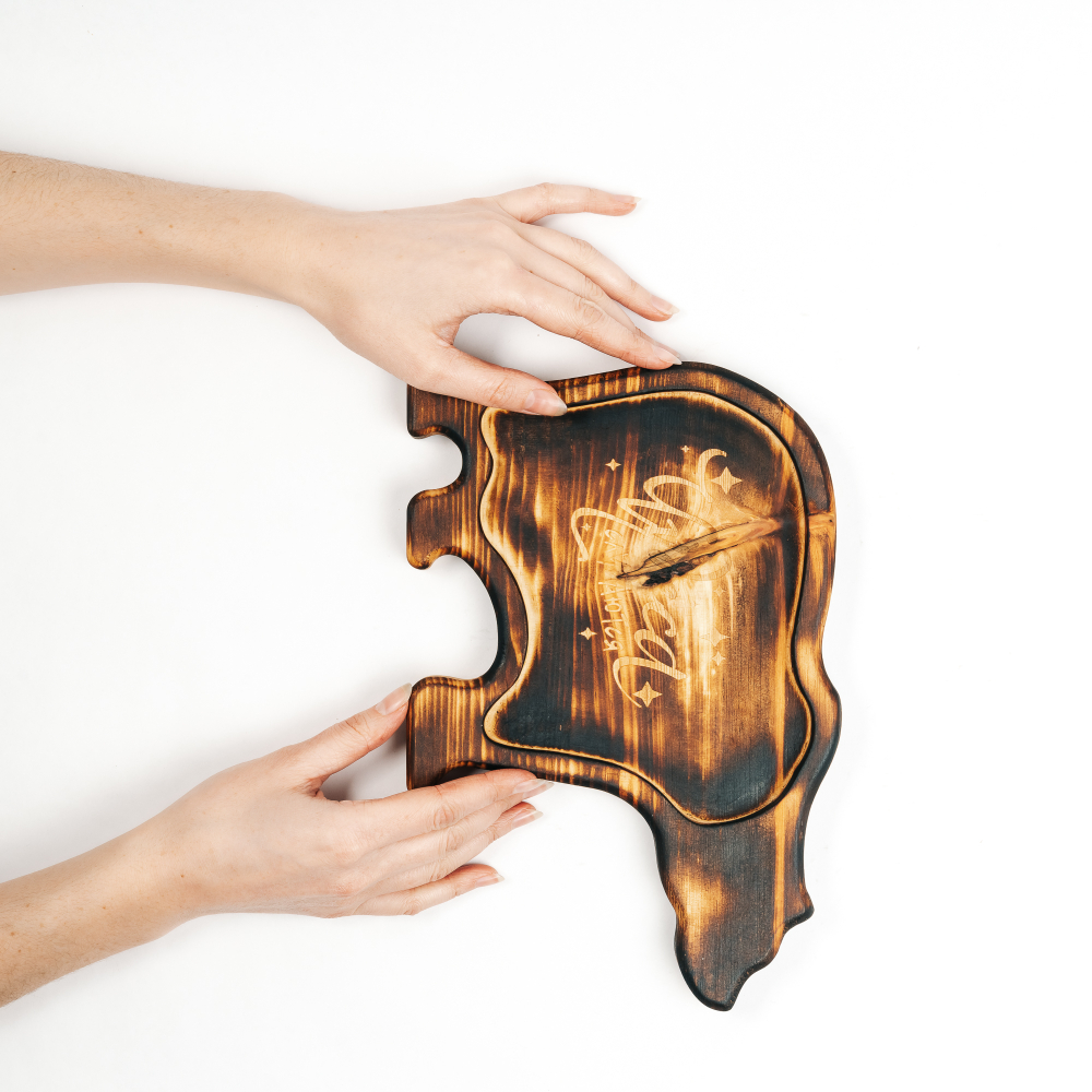 Менажница "Медведь" из кедра для подачи блюд и закусок с гравировкой "Чудеса случаются"