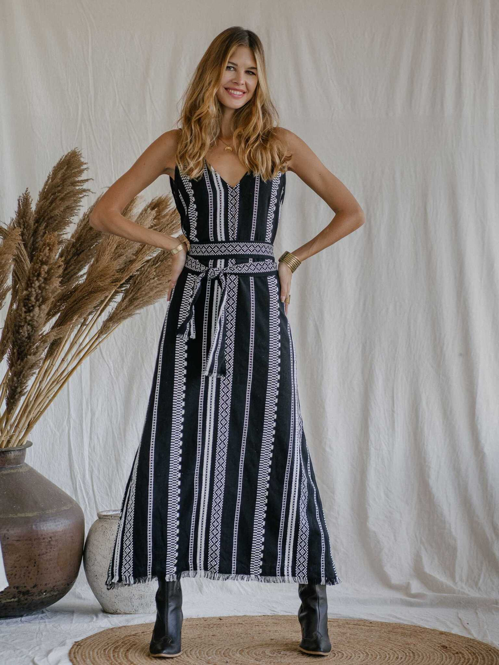 Жаккардовое платье макси с V-образным вырезом (черно-белое)