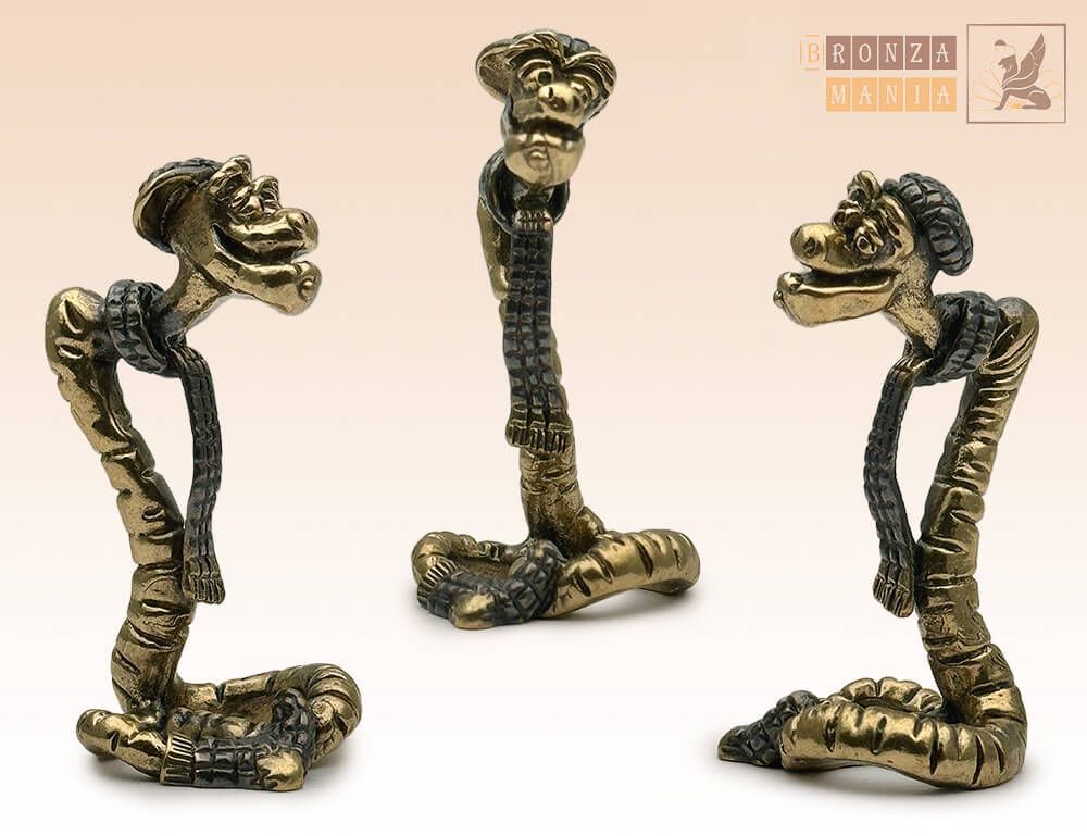 фигурка Змея в кепке