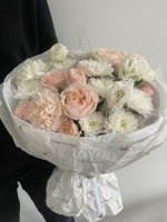 Сборный букет из белой хризантемы, кустовой пионовидной розы, лизиантуса и диантуса