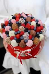 Шляпная коробка с букетом из клубники "Три шоколада"