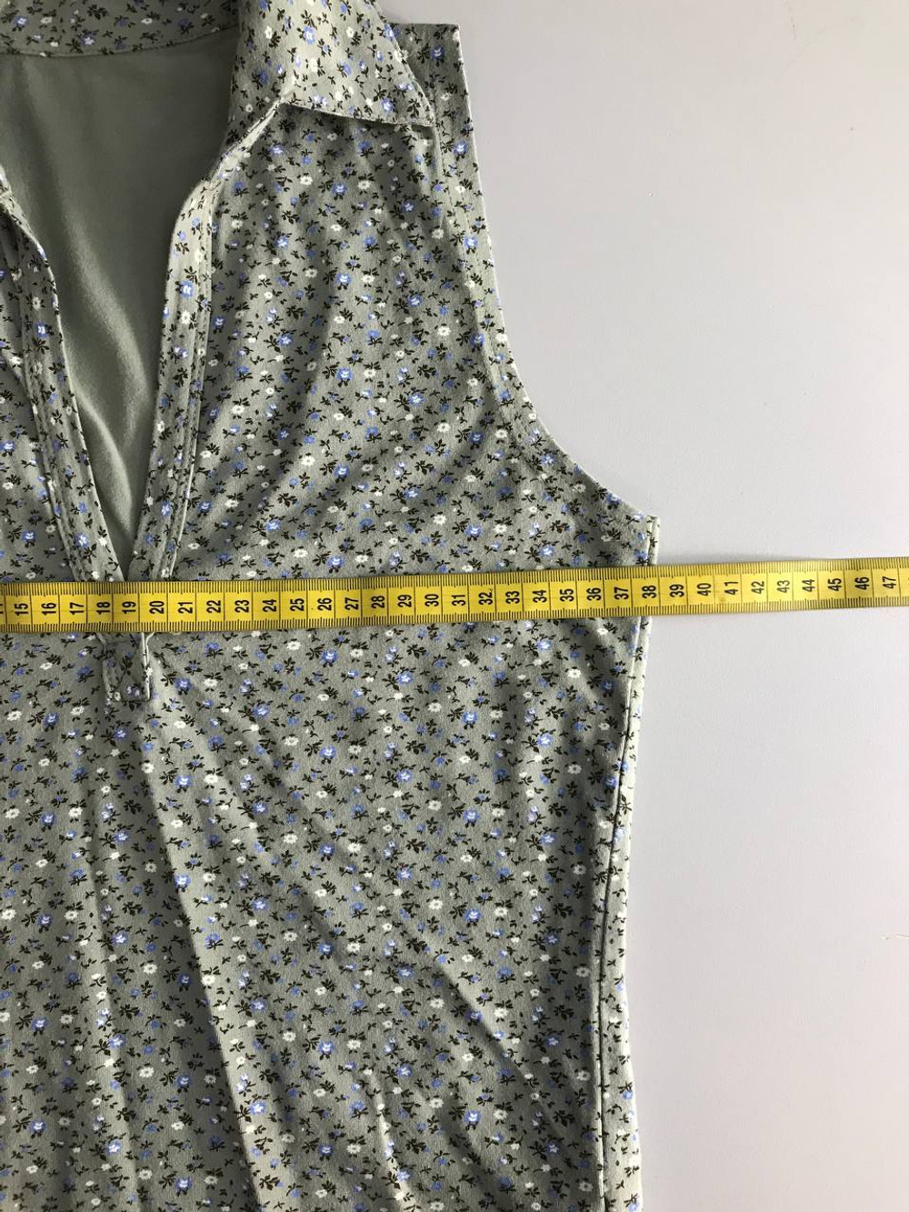 Блузка в мелкий цветочек, визуально на 40 размер