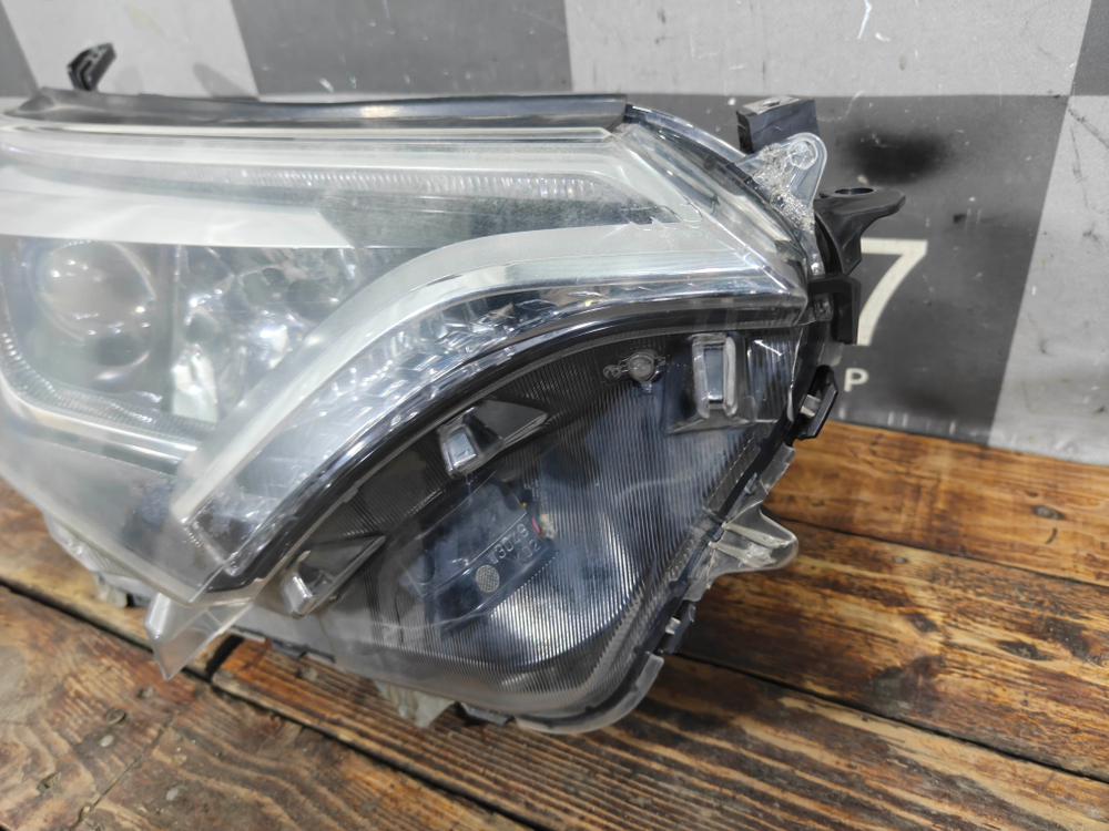 Фара правая LED Toyota RAV4 IV (XA40) 15-19 Б/У Оригинал 8114542680