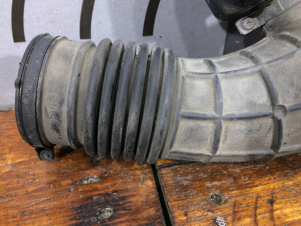 Патрубок воздушного фильтра Suzuki Vitara 2 14-нв Б/У Оригинал 65JR02