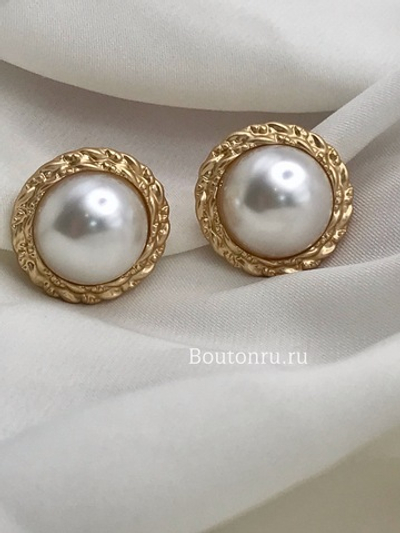 Серьги гвоздики  с жемчугом в ажурном обрамлении