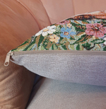 Декоративный гобеленовый чехол для интерьерной подушки Котенок и пчела 47*47