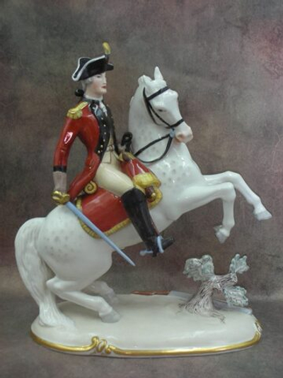 Статуэтка. Фарфор. Солдат Офицер Драгунского полка 1775 гг. на коне. Nymphenburg. Германия