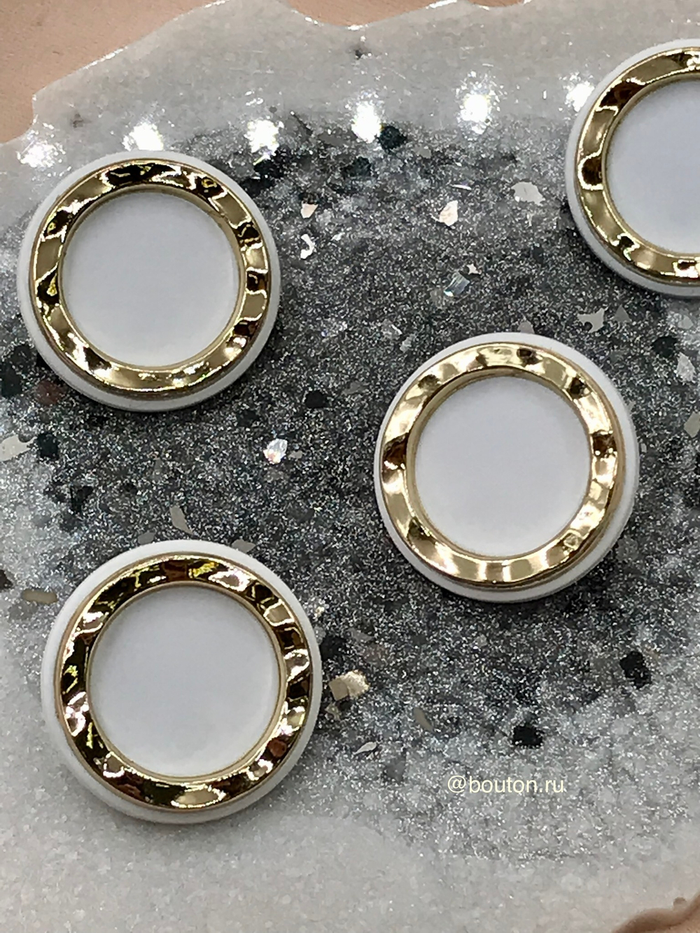 Шляпка под установочные кнопки белая с золотом 23 мм