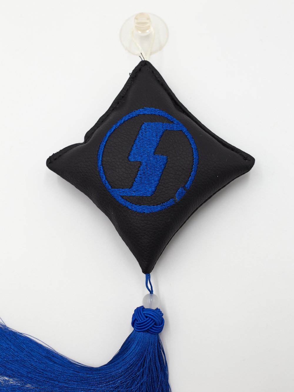 Ромб объемный на присоске SHACMAN (экокожа, черный, синяя вышивка, кисть)