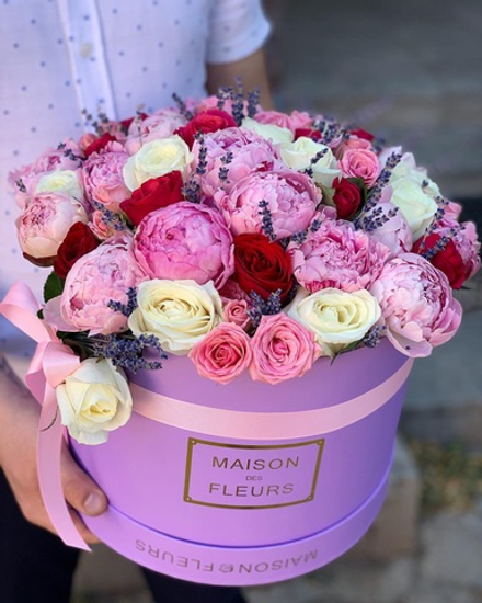 Эксклюзивная композиция из самых ароматных цветов в подарочной коробке "Maison des fleurs"