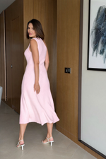 платье миди в нежно розовом цвете