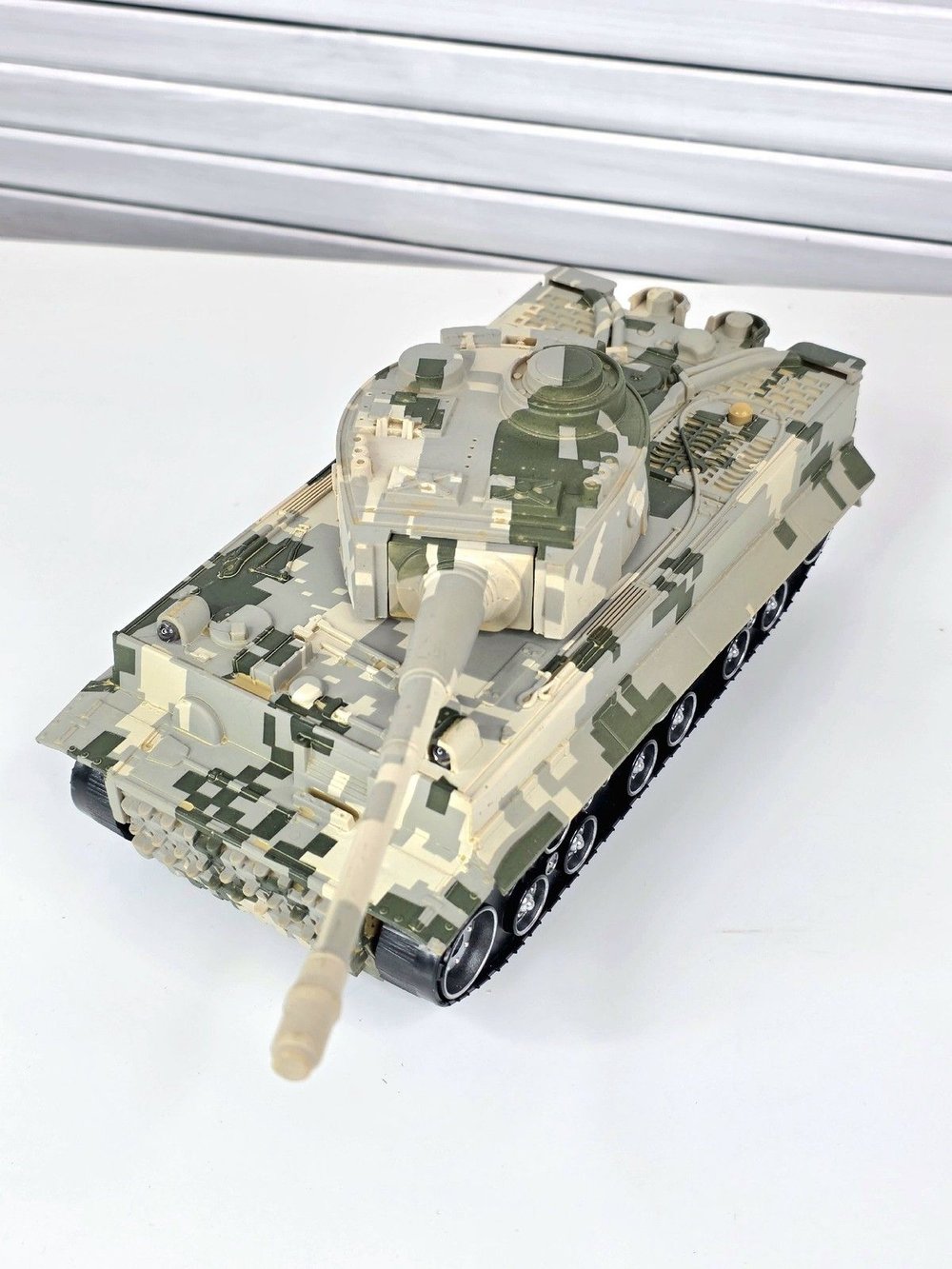 Танк на батарейках со световыми и звуковыми эффектами (200379603)