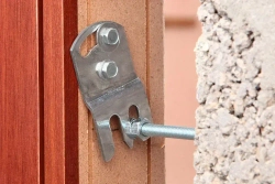 Крепеж для установки дверей