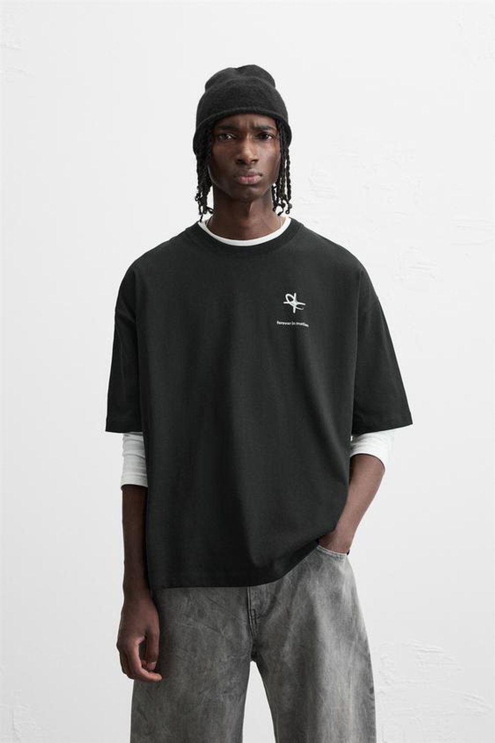 ZARA ФУТБОЛКА С КОНТРАСТНЫМ ПРИНТОМ, ЧЕРНЫЙ