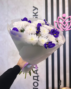 Букет ирисы с хризантемой