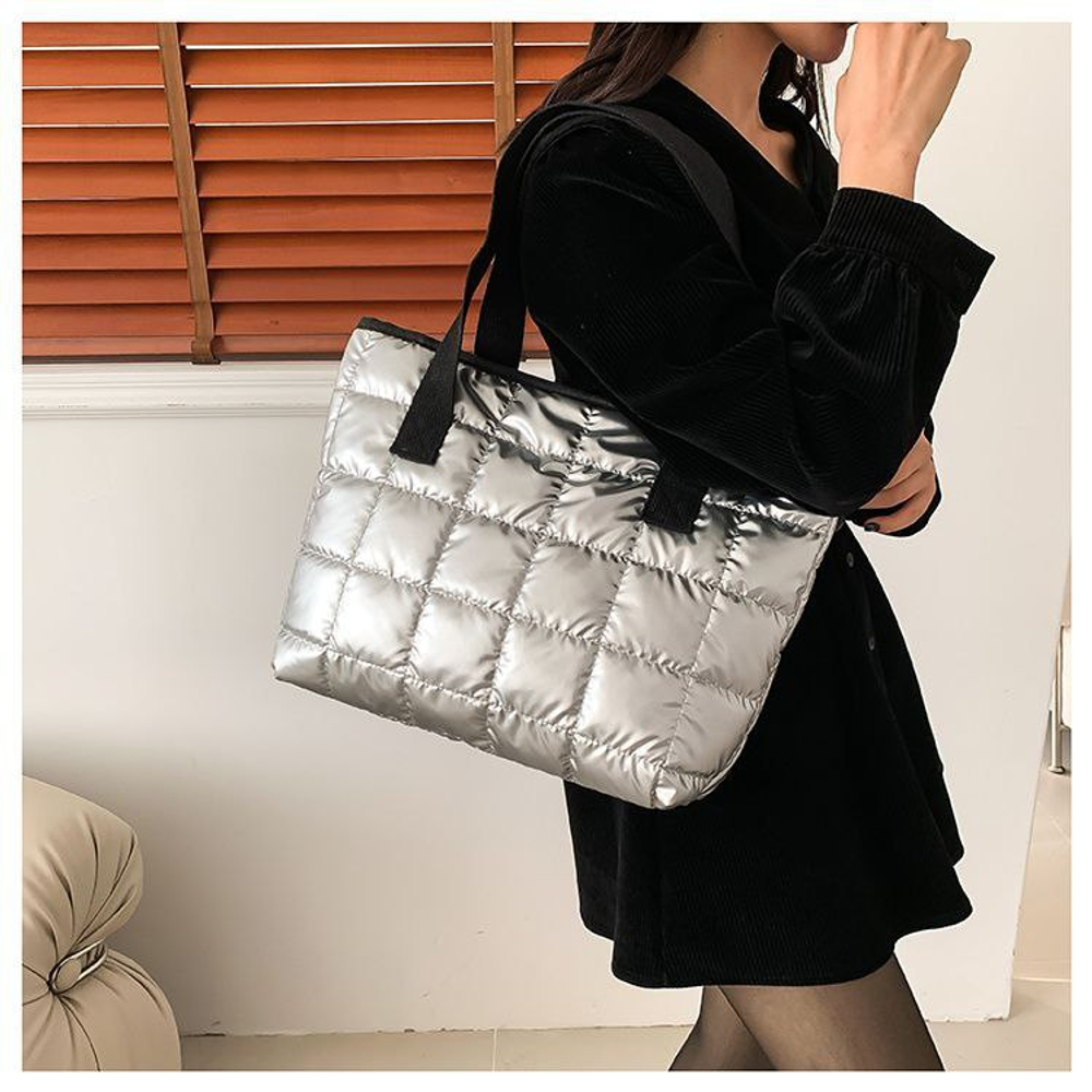 Стеганая сумка-шоппер с металлическим блеском