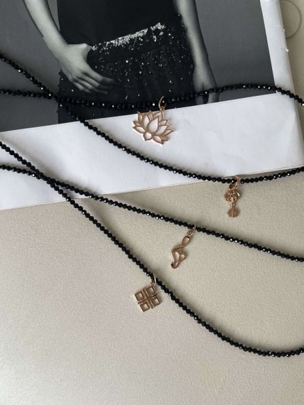 Подвеска Ключик из золота 585 пробы, фото на фоне журнала