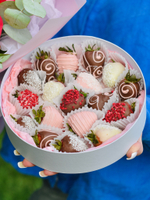 Клубника в молочном и белом шоколаде «Candy»