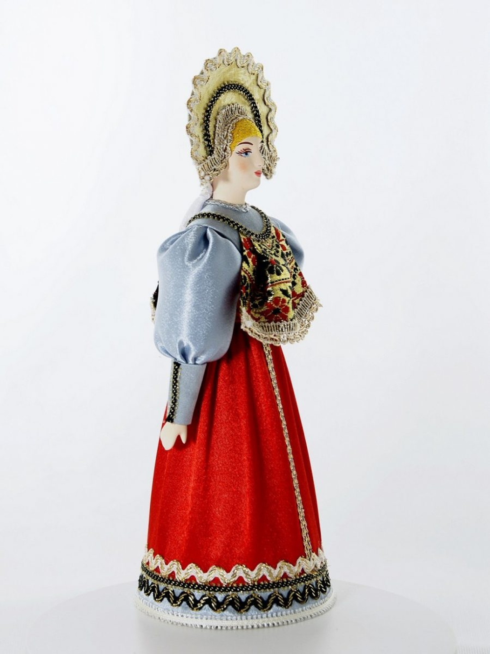 Кукла коллекционная фарфоровая в сарафане, душегрее и кокошнике,19 в. Центральная Россия