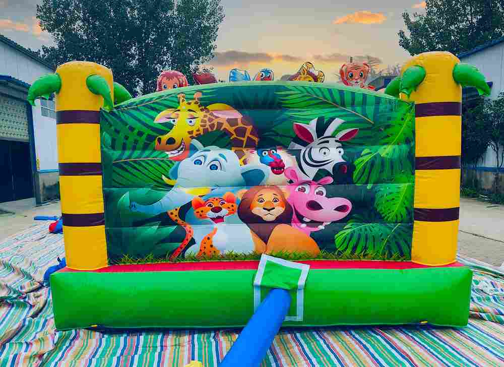 Коммерческий надувной батут «Сафари-экскурсия 3»,  4x3.5x2,5 м