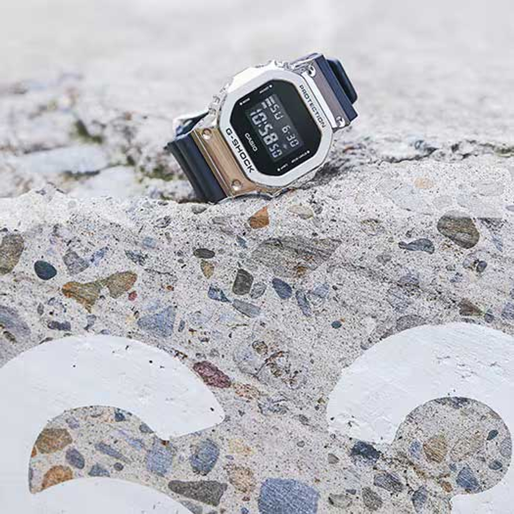 Часы Casio GM-5600-1ER