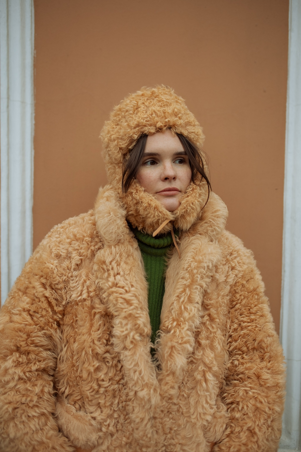 Бежевая шапка-ушанка