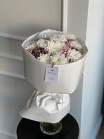 Букет из хризантемы и гипсофилы