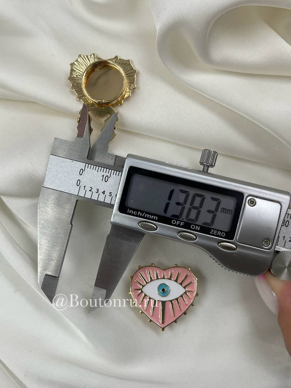 Накладка на пуговицу в форме сердца с глазом золотистая с розовой эмалью