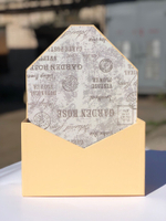 Картонная коробка для цветов в форме конверта . Цвет:Персик . Розница 300 рублей .