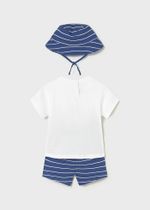 футболка с шортами и панамкой