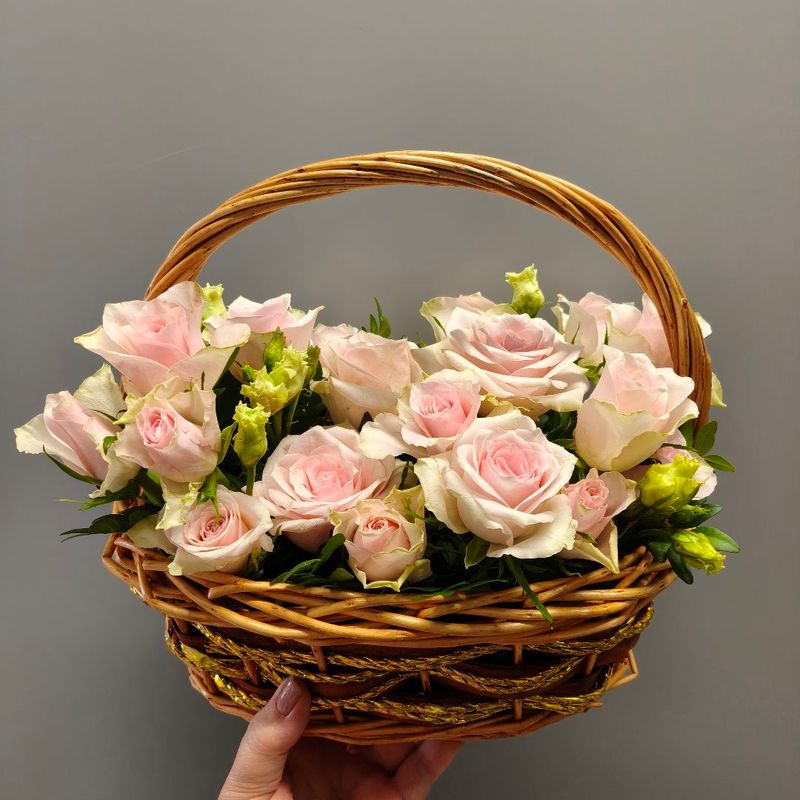 Корзина из нежно-розовых роз