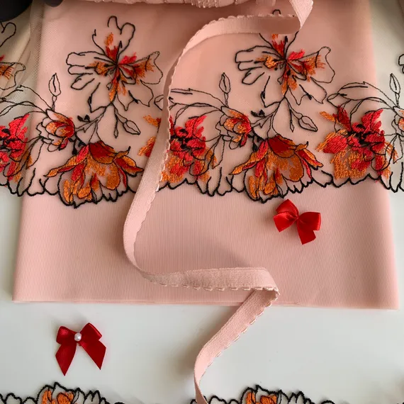 Вышивка на сетке бежевая/оранжевая (левая) 15 см