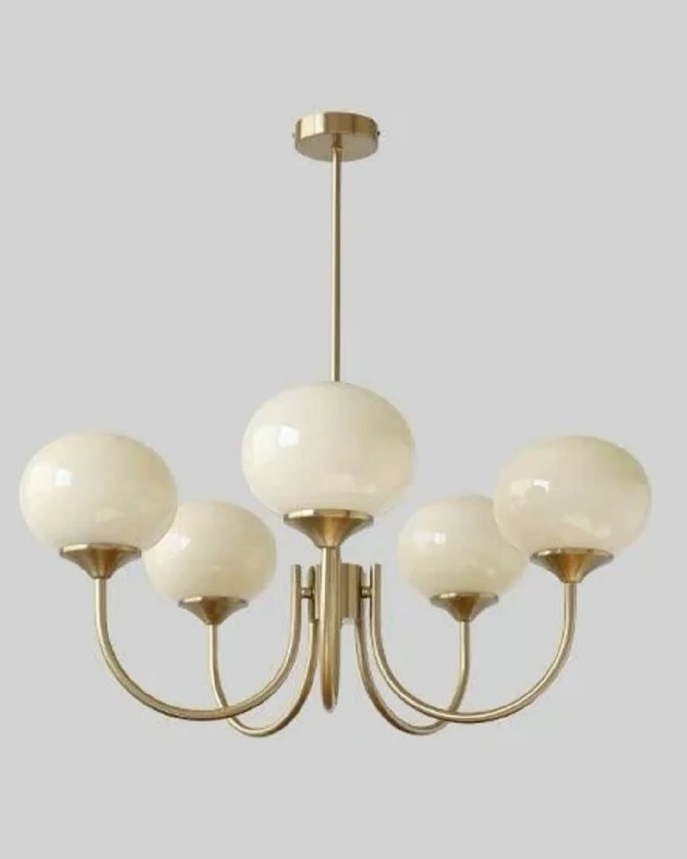 Элегантная люстра с глянцевыми розовыми плафонами и изящным золотым каркасом.