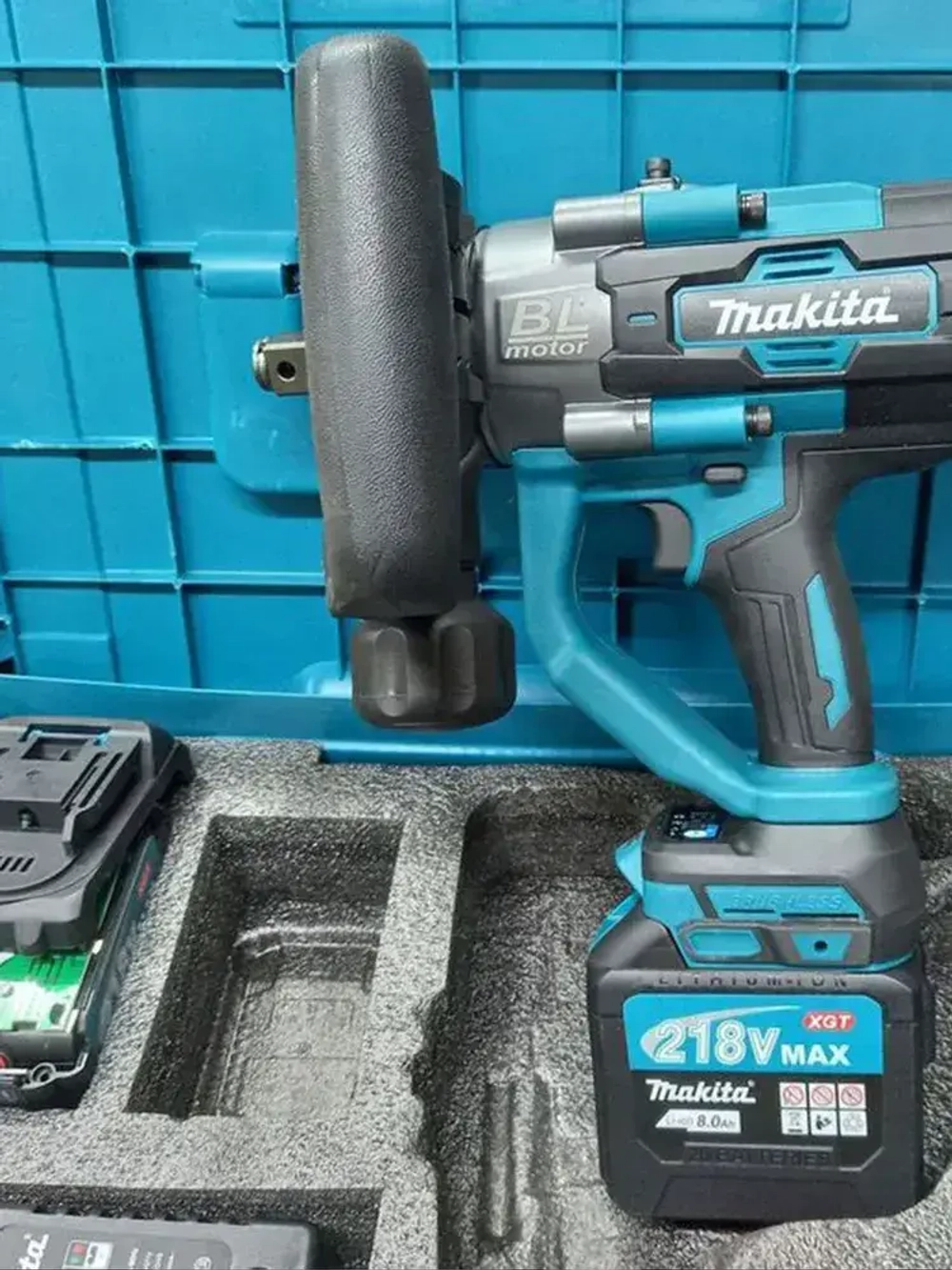 Гайковерт 3000нм аккумуляторный бесщеточный для грузовых автомобилей 2 акб 8 ампер кейс