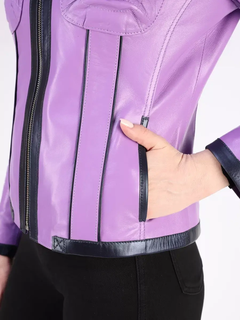 Кожаная куртка демисезонная с капюшоном