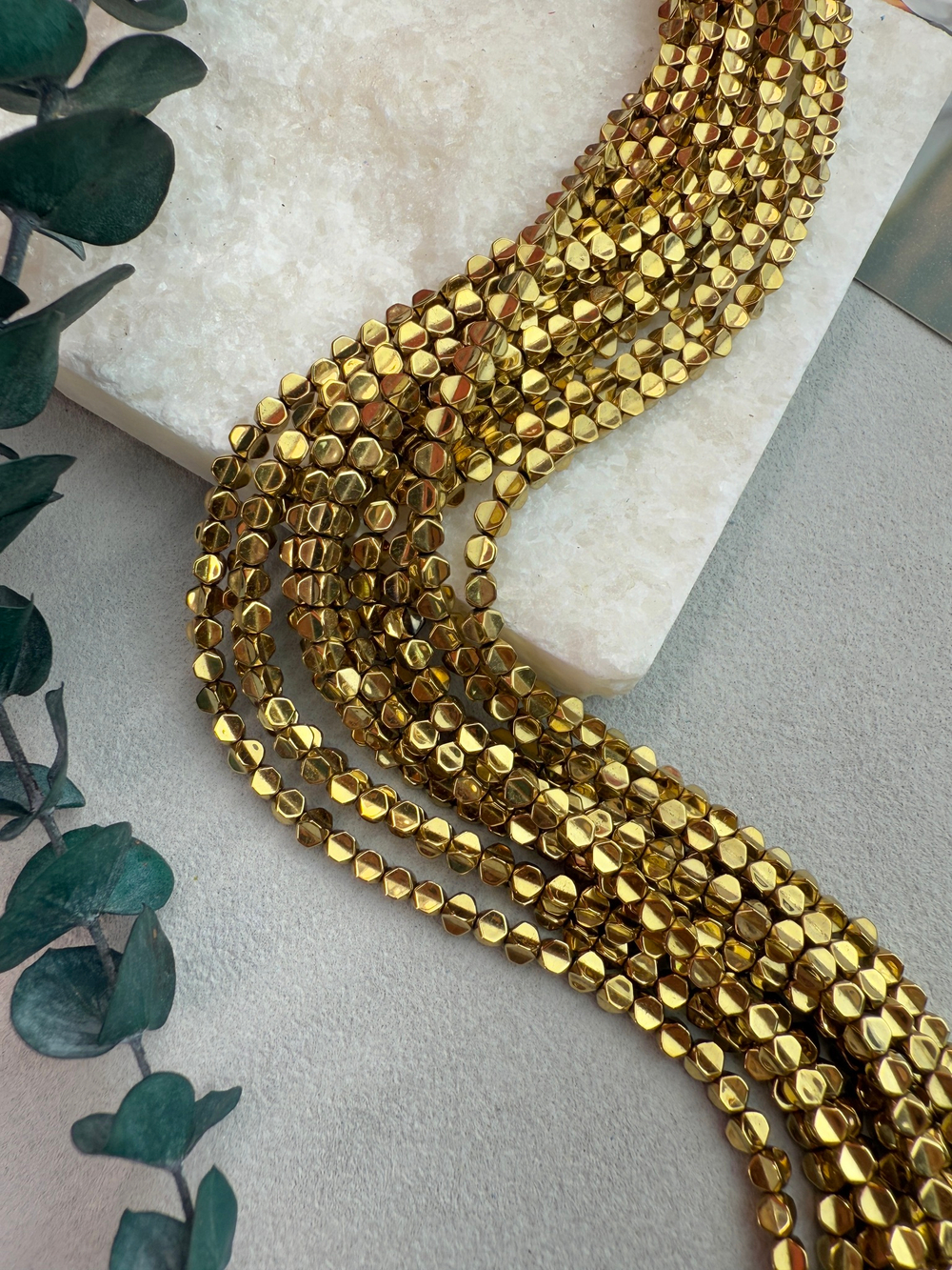 Бусины гематит 4 мм булава, золото, нить 40 см