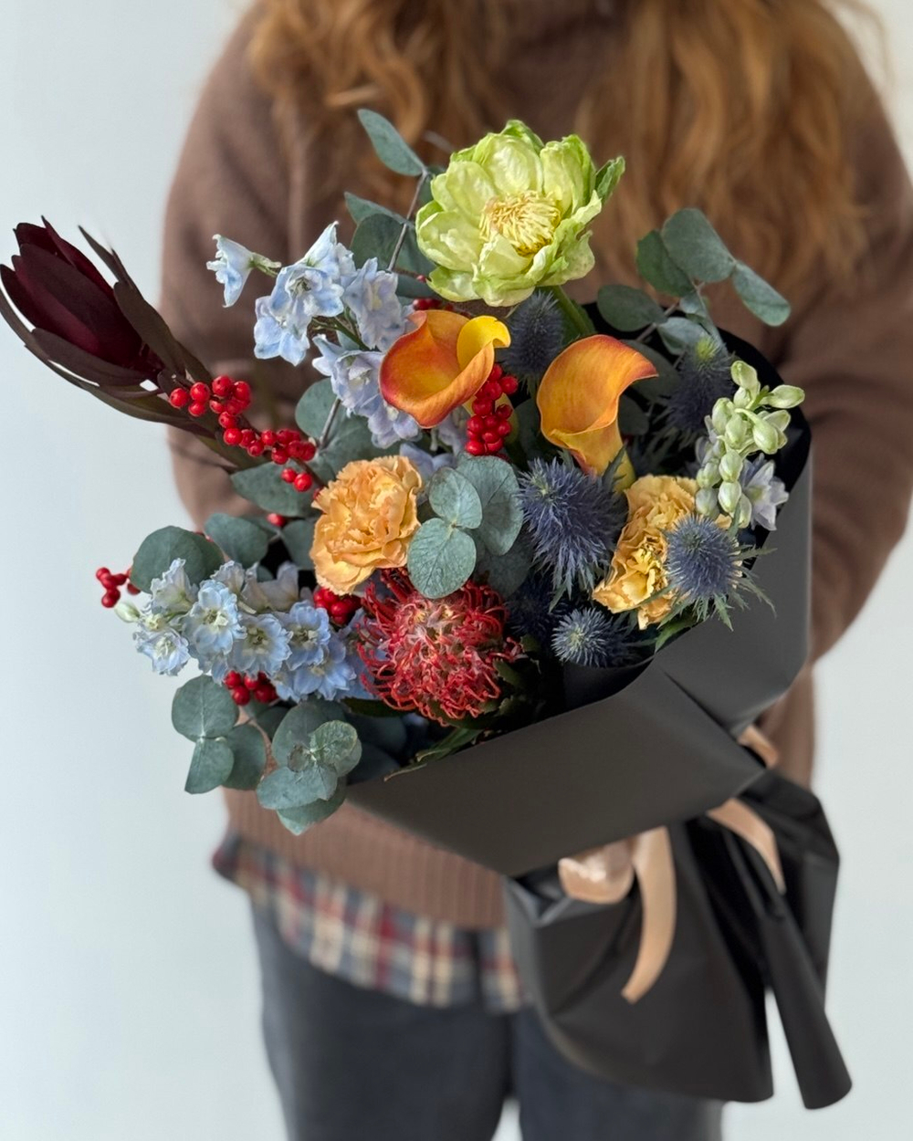 Букет с каллами, дельфиниумом и пионовидной розой Вегги