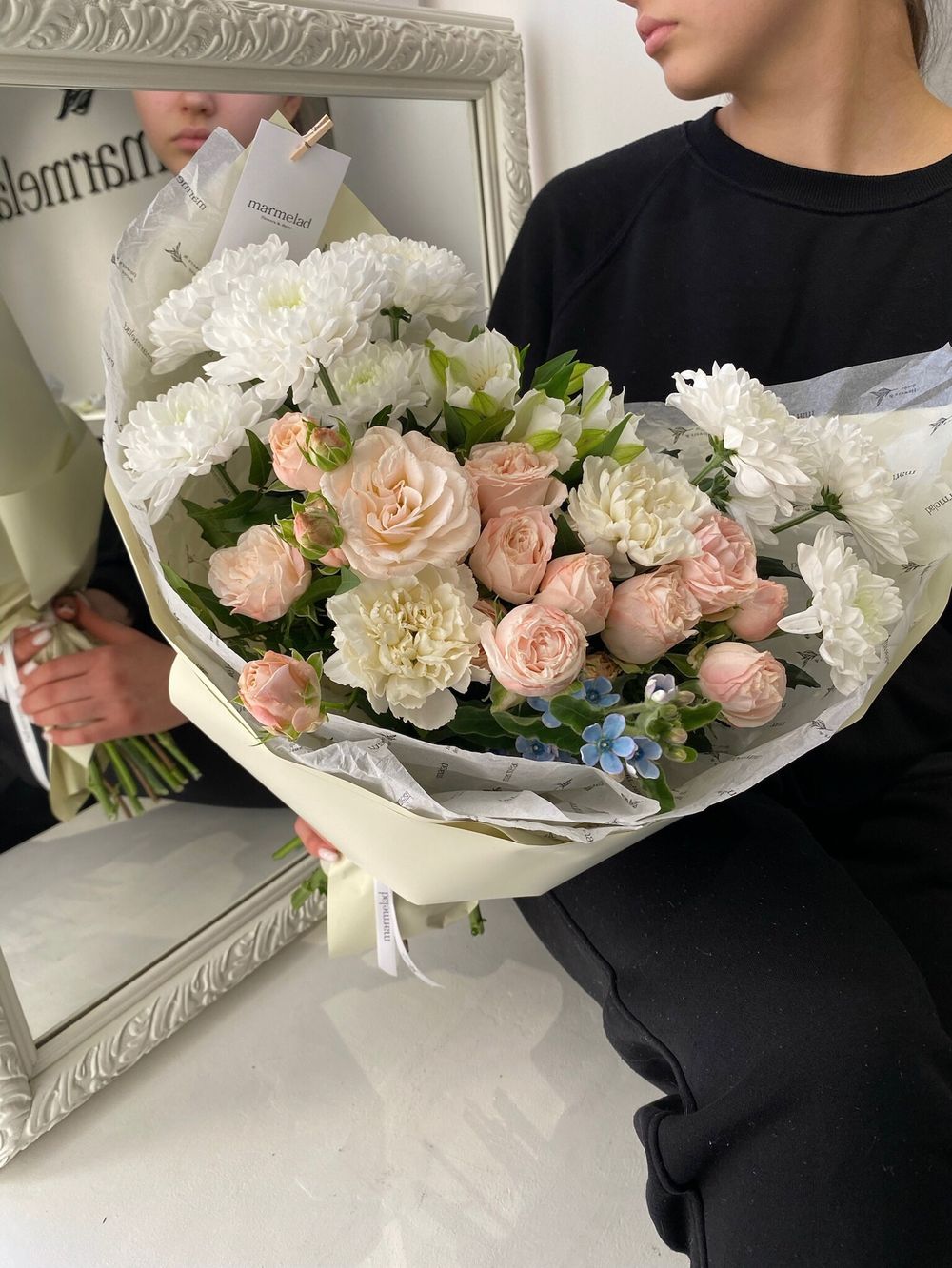 Сборный букет раскидистой формы с хризантемой и кустовой пионовидной розой в оформлении