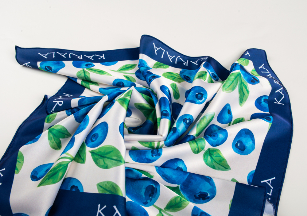 Шейный платок «Карельская черника», 70×70 см