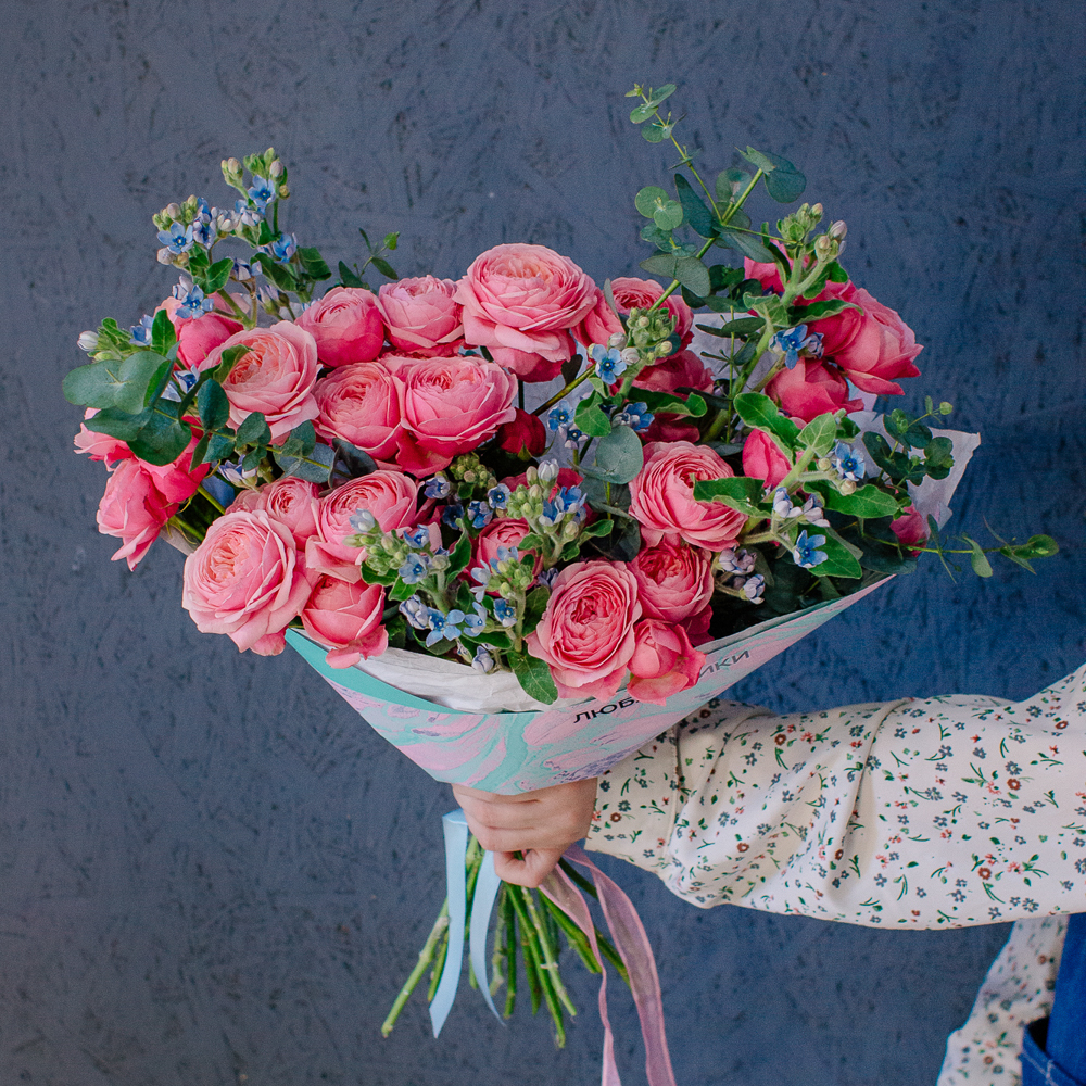 145. Выразительный яркий букет с кустовыми розами и оксипеталумом