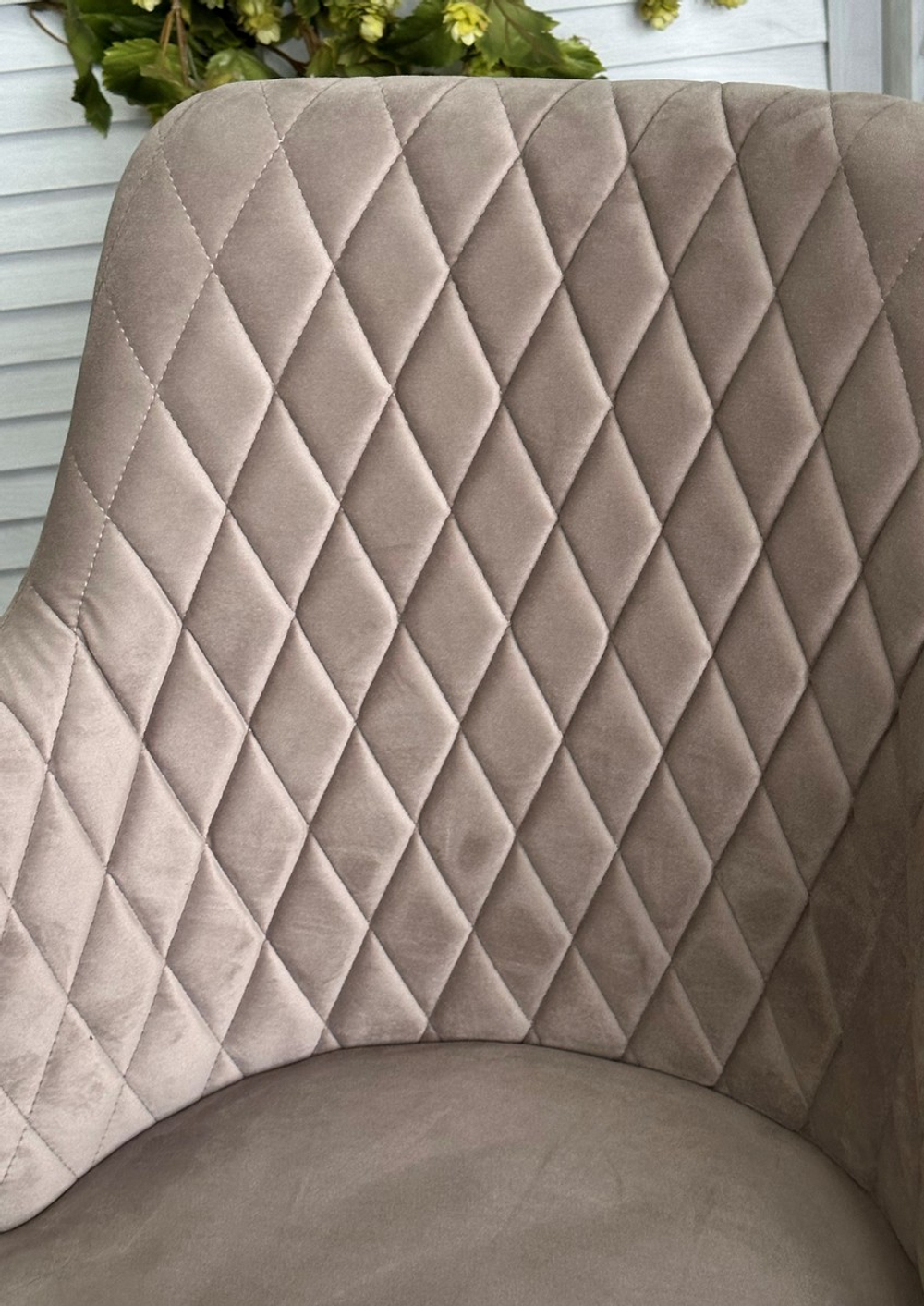 Стул М-City DISAUR Герман (Herman) поворотный на 360 градусов, Латте 25, Велюр, Белый каркас