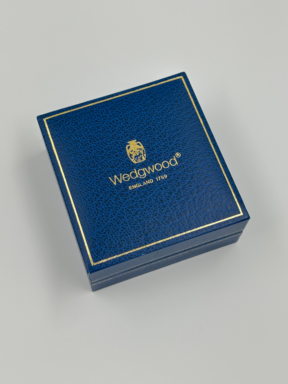 Брошь Wedgwood синяя