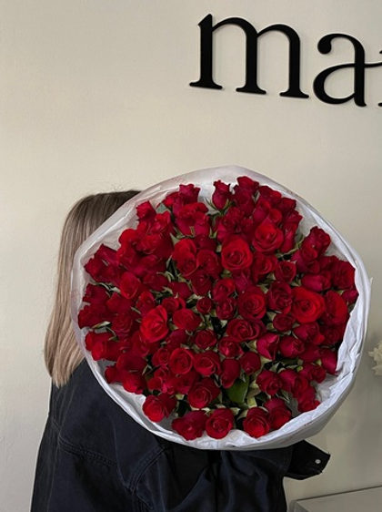 Букет 101 красная роза в оформлении