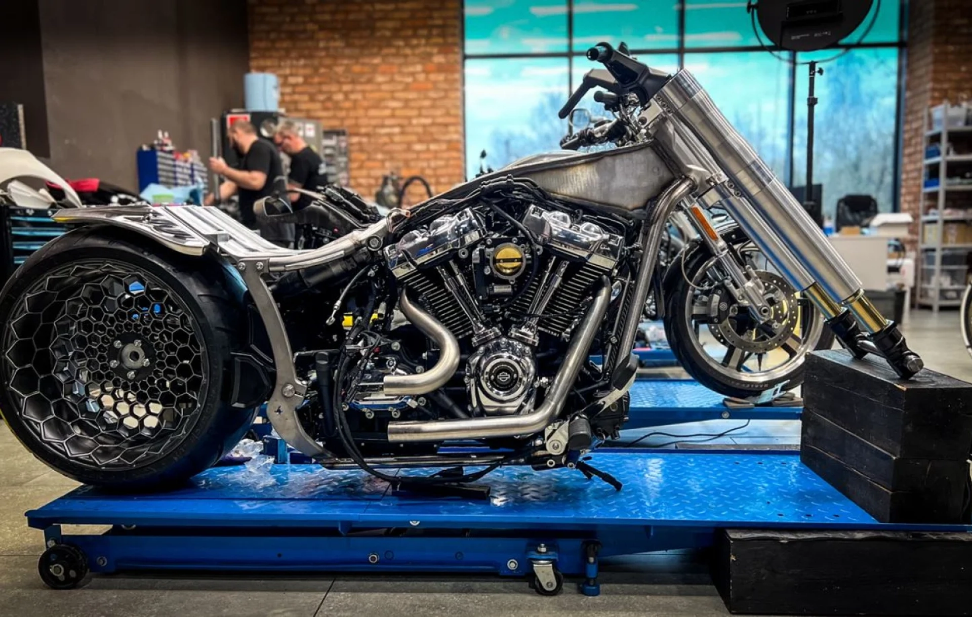 ОПЕРЕЖАЯ ОЖИДАНИЯ