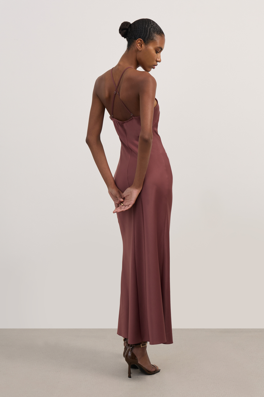 Платье с Х-образным вырезом Платье с Х-образным вырезом